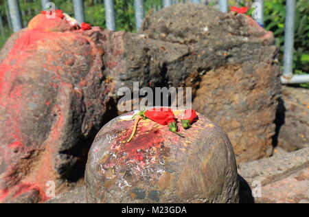 Religiosi scultura in pietra Pokhara Nepal Foto Stock