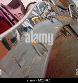 La riflessione dei pedoni camminare su Bond Street in Chelmsford Essex, Regno Unito Foto Stock