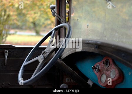 Vecchia auto su una proprietà in Deming, Washington, Whatcom County. Foto Stock