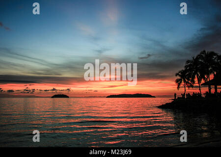 Sunset off Tanjung Aru, Kota Kinabalu, Sabah, Malaysia Foto Stock