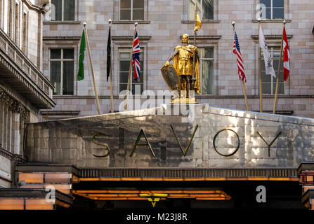 Savoy Hotel on Strand, esterno, ingresso, Londra Inghilterra Regno Unito Foto Stock