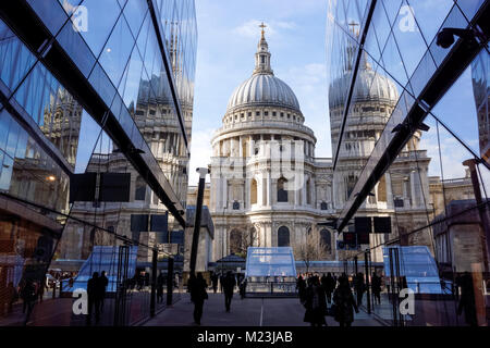 Cattedrale di St Paul vista da un nuovo cambiamento a Londra Inghilterra Regno Unito Regno Unito Foto Stock