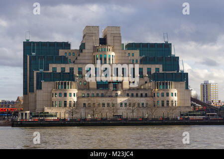Il Secret Intelligence Service [SIS] MI6 headquarters building a Vauxhall Cross a Londra England Regno Unito Regno Unito Foto Stock