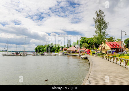 Pier sul lago Rynskie, città di Ryn (Ger. Rhein), Warmian-Mazurian voivodato, Polan, l'Europa. Foto Stock