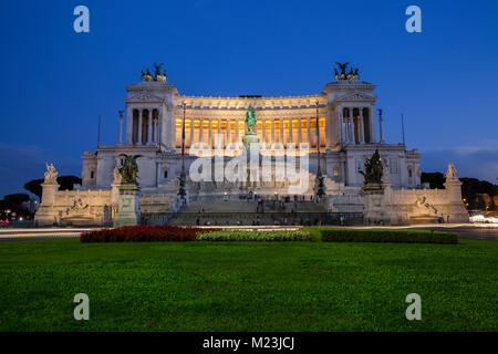 Altare della Patria, Monumento Nazionale a Vittorio Emanuele al crepuscolo, Roma, Italia Foto Stock