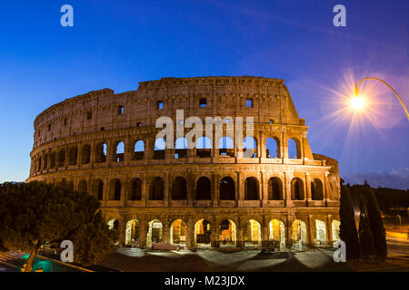 Colosseo al crepuscolo, Roma, Italia Foto Stock