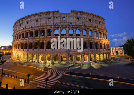 Colosseo al crepuscolo, Roma, Italia Foto Stock