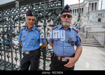 Le guardie armate all Altare della Patria, Monumento Nazionale a Vittorio Emanuele, Roma, Italia Foto Stock