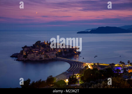 Città di Pekara dopo il tramonto, Croazia Foto Stock