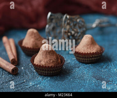 In casa tartufi di cioccolato con menta cosparso con polvere di cacao, il fuoco selettivo Foto Stock
