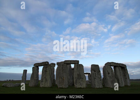 Stonehenge il cerchio di pietra nel Wiltshire, Inghilterra. Il monumento antico risale al Neolitico, circa 5.000 anni fa. Foto Stock