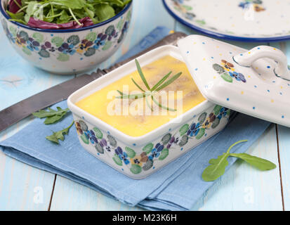 Pollo il patè di fegato con burro e timo in forma di ceramica e insalata verde, il fuoco selettivo Foto Stock