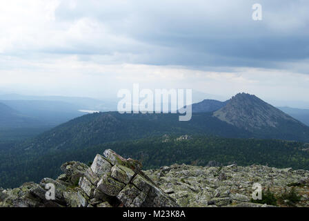 Vista dalla cima di una montagna di Ural del Sud in Taganay parco naturale in nuvoloso meteo Foto Stock