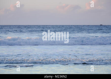 Mare tranquillo a Talisker Bay Foto Stock