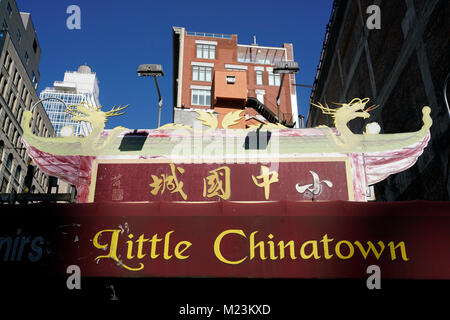 Segno di poco Chinatown scritto in inglese e in caratteri cinesi su Canal Street.Manhattan.Chinatown.New York City.USA Foto Stock