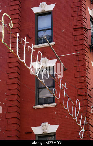 Una chiusa vista di benvenuto a Little Italy segno appeso all'intersezione di Mulberry Street e Broome Street.La parte inferiore di Manhattan.New York City.USA Foto Stock