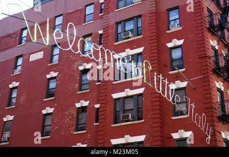 Una chiusa vista di benvenuto a Little Italy segno appeso all'intersezione di Mulberry Street e Broome Street.La parte inferiore di Manhattan.New York City.USA Foto Stock