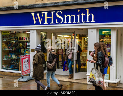 WHSmith: informare edicola Negozio di fronte con la gente che camminava sul passato Cornmarket Street, Oxford, Oxfordshire, Regno Unito. Feb 2018 Foto Stock