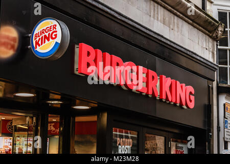 Burger King shop front sulla Cornmarket Street, Oxford, Oxfordshire, Regno Unito. Feb 2018 Foto Stock