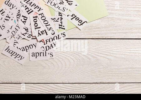 Parole stampate Happy April Fools Day su sfondo di legno Foto Stock