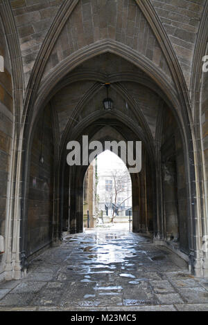 Passaggio ad arco attraverso la Ryerson Hall dal laboratorio il quadrangolo a 58th Street presso le Università di Chicago campus. Foto Stock