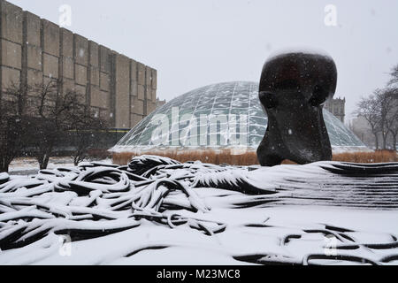 "Energia nucleare" scultura e temporaneo " nucleare " soglie di arte di installazione dove la prima reazione atomica ha avuto luogo sul Univ del campus di Chicago Foto Stock