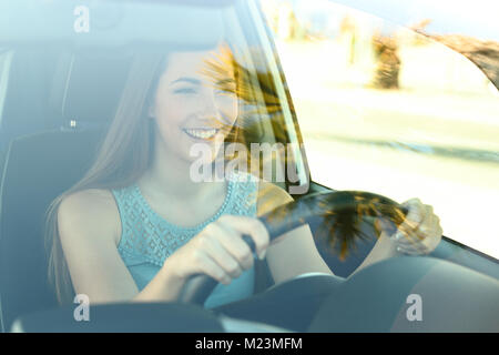 Ritratto di un felice driver attento donna alla guida di una vettura sulla strada Foto Stock