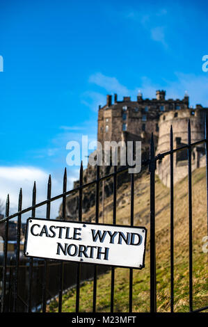 Una vista del Castello di Edimburgo dal nord Castle Wynd scale. Foto Stock