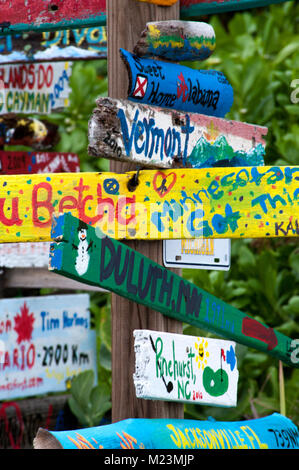 Vivacemente colorato cartello presso East End, Grand Cayman, dei Caraibi Foto Stock