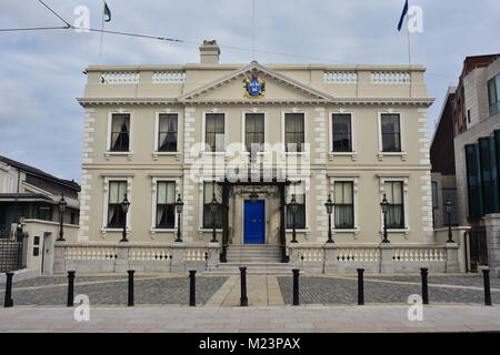 Mansion House con stemma di Lord Mayor di Dublino al di sopra di edificio ingresso nel centro di Dublino in Irlanda. Foto Stock