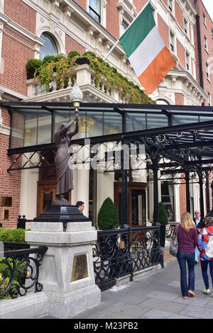 Dettaglio della strada di ingresso in palazzo rinascimentale del Shelbourne Hotel nel centro di Dublino in Irlanda. Foto Stock