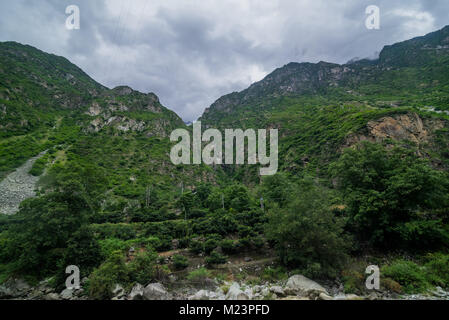 Wulong ambiente carsico formazioni rocciose nella gola Longshui Difeng un importante costituente parte del Carso Wulong Patrimonio Naturale Mondiale Chi di Chongqing Foto Stock