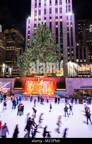 Albero di natale e pista di pattinaggio al Rockefeller Plaza di New York City Foto Stock