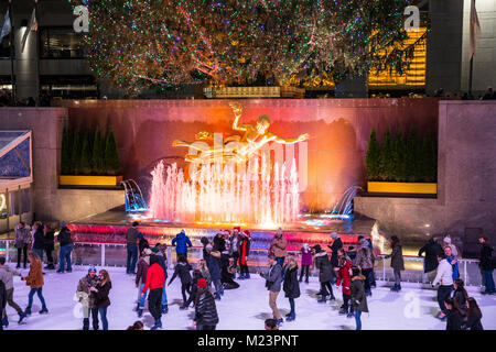 Pista di pattinaggio al Rockefeller Plaza nel tempo di Natale, New York City Foto Stock