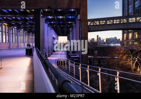 New York City architettura la linea Alta a piedi di Manhattan sul lato ovest Foto Stock