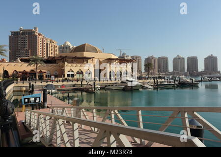 La Perla, QATAR - Febbraio 3, 2018: una vista del porto saudita sezione del massiccio della perla di sviluppo residenziale di West Bay, Doha, Qatar Foto Stock