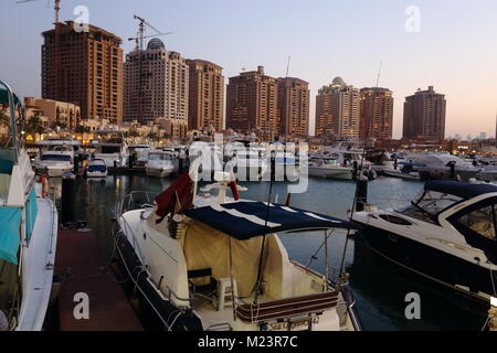 La Perla, QATAR - Febbraio 3, 2018: una vista del porto saudita sezione del massiccio della perla di sviluppo residenziale di West Bay, Doha, Qatar Foto Stock