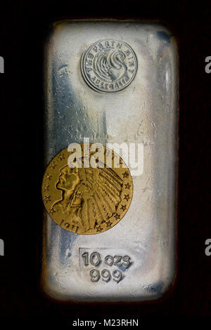 10 once silver bullion Bar e 1911 Gold $5 Moneta Indiana Foto Stock