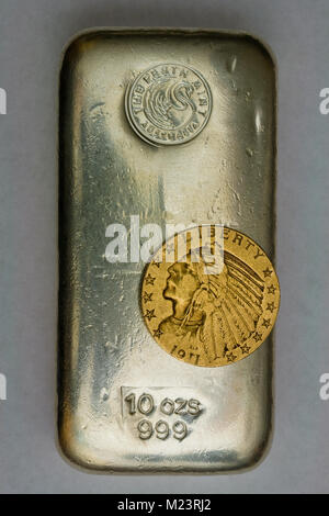 10 once silver bullion Bar e 1911 Gold $5 Moneta Indiana Foto Stock