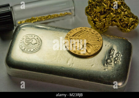 10 once di argento bar, 1911 Gold $5 Moneta indiana e materie pepite d'Oro Foto Stock