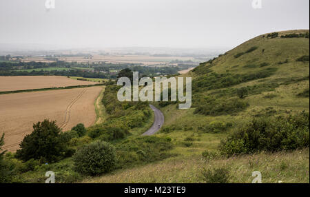 Un acquazzone passa attraverso il Aylesbury Vale nel Buckinghamshire, dietro Ivinghoe Beacon Hill sulla scarpata del Chiltern Hills. Foto Stock