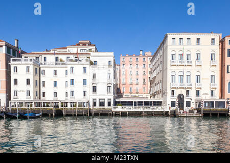 La facciata anteriore del Westin Europa and Regina Hotel sul Canal Grande, San Marco, Venezia, Veneto, Italia su un cielo blu giornata invernale Foto Stock