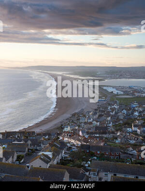 Guardando verso il basso sulla Fortuneswell e Chiswell villaggi dal vertice di Portland in Inghilterra del Jurassic Coast, con la scansione di Chesil Beach e il fle Foto Stock