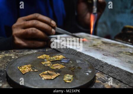 Srinagar, India. 4 febbraio, 2018. Un artigiano fa ornamento d'oro a un workshop a Srinagar, Indiano Kashmir amministrato. Il Kashmir in passato recente hanno essendo predominava l utilizzo di oro per la realizzazione di gioielli in sostituzione di un altro metallo prezioso come argento che era una volta una scelta di materiale per l'utilizzo di gioielli. Oro in Kashmir è prevalentemente importati dall'Asia centrale. Credito: Saqib Majeed/SOPA/ZUMA filo/Alamy Live News Foto Stock