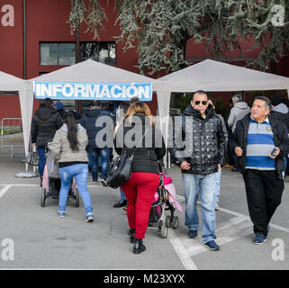 Gli ecuadoriani in Milano, Italia votazione il 4 febbraio del 2018 a Milano Congresso (MICO) su un referendum costituzionale e un 'consultazione popolare', costituito da sette domande, tre delle quali si occupano direttamente con inversione di riforme emanate sotto il precedente Presidente Rafael Correa Credito: Alexandre Rotenberg/Alamy Live News Foto Stock