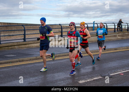 Southport, Merseyside. 4 febbraio 2018. Il settimo Mad Dog 10k gara con guide di scorrimento girando fino in costume. Southport's Mad Dog 10k ha affermato il suo status come una delle città più grandi eventi con un altro grande evento. Alcuni 2.500 corridori hanno preso parte alla carità correre attorno al resort costiero. Credito; MediaWorldImages/AlamyLiveNews. Foto Stock