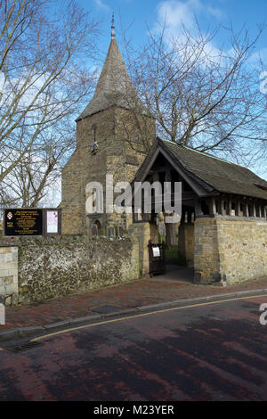 Edenbridge,UK,4 Febbraio 2018,luminosa e soleggiata giornata sulla Basilica di San Pietro e di san Paolo la Chiesa in Edenbridge, Kent. Le persone continuano la loro routine quotidiana nonostante il freddo, la previsione è per la neve nel Sud Est per tutta la notte e domani in©Keith Larby/Alamy Live News Foto Stock