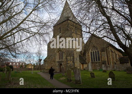 Edenbridge,UK,4 Febbraio 2018,luminosa e soleggiata giornata sulla Basilica di San Pietro e di san Paolo la Chiesa in Edenbridge, Kent. Le persone continuano la loro routine quotidiana nonostante il freddo, la previsione è per la neve nel Sud Est per tutta la notte e domani in©Keith Larby/Alamy Live News Foto Stock