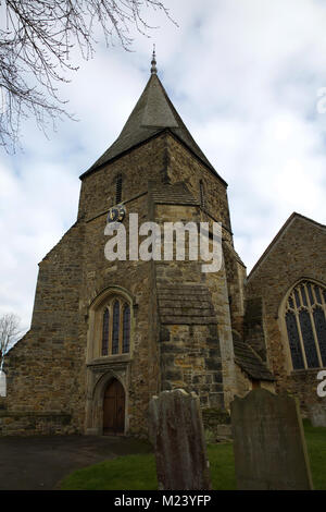 Edenbridge,UK,4 Febbraio 2018,luminosa e soleggiata giornata sulla Basilica di San Pietro e di san Paolo la Chiesa in Edenbridge, Kent. Le persone continuano la loro routine quotidiana nonostante il freddo, la previsione è per la neve nel Sud Est per tutta la notte e domani in©Keith Larby/Alamy Live News Foto Stock