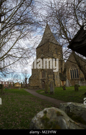 Edenbridge,UK,4 Febbraio 2018,luminosa e soleggiata giornata sulla Basilica di San Pietro e di san Paolo la Chiesa in Edenbridge, Kent. Le persone continuano la loro routine quotidiana nonostante il freddo, la previsione è per la neve nel Sud Est per tutta la notte e domani in©Keith Larby/Alamy Live News Foto Stock